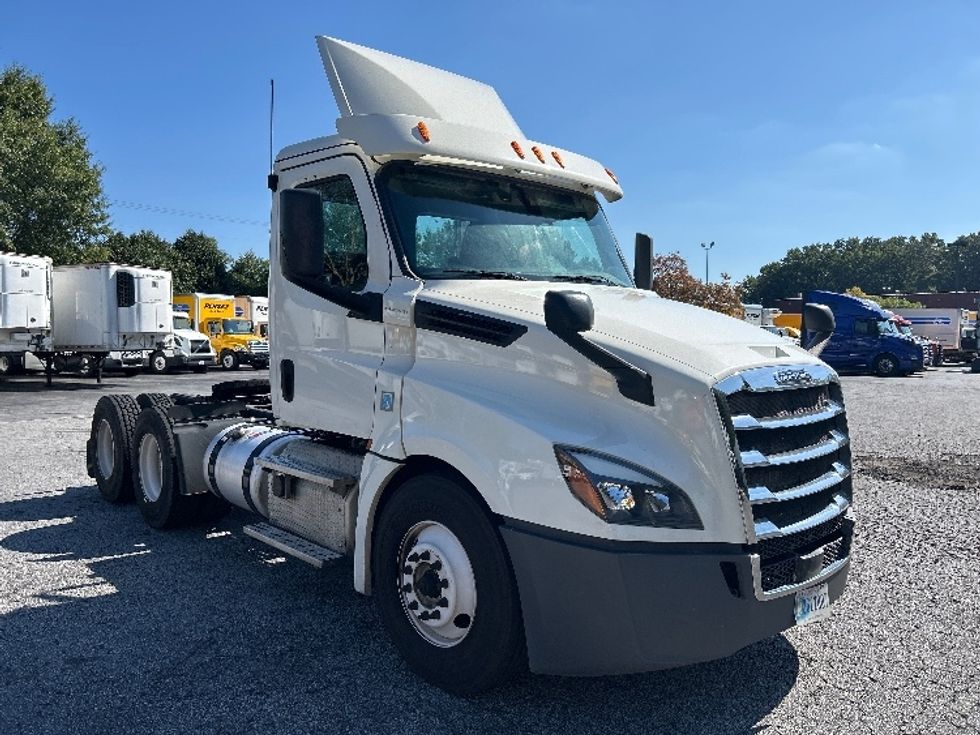 Day Cab Tractor-Heavy Duty Tractors-Freightliner-2018-T12664ST-Duluth-GA-426,499\n\t\tmiles-$ 42,750 - Image 1