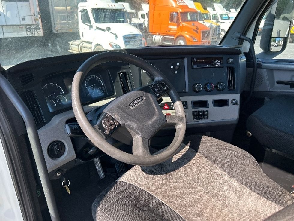 Day Cab Tractor-Heavy Duty Tractors-Freightliner-2018-T12664ST-Duluth-GA-426,499\n\t\tmiles-$ 42,750 - Image 10