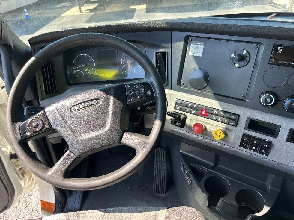 Day Cab Tractor-Heavy Duty Tractors-Freightliner-2018-T12664ST-Duluth-GA-426,499\n\t\tmiles-$ 42,750 - Image 11