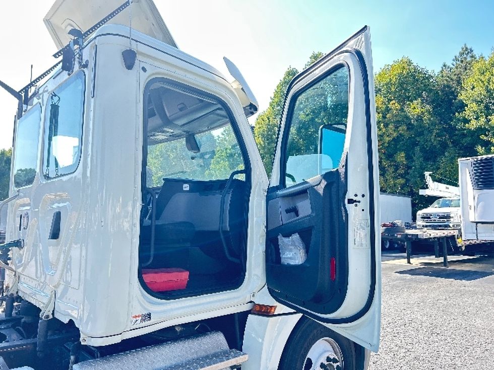 Day Cab Tractor-Heavy Duty Tractors-Freightliner-2018-T12664ST-Duluth-GA-426,499\n\t\tmiles-$ 42,750 - Image 12