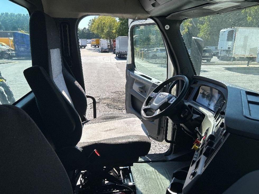 Day Cab Tractor-Heavy Duty Tractors-Freightliner-2018-T12664ST-Duluth-GA-426,499\n\t\tmiles-$ 42,750 - Image 14