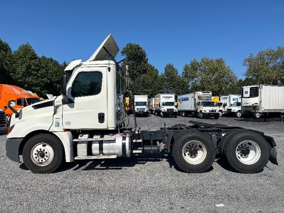Day Cab Tractor-Heavy Duty Tractors-Freightliner-2018-T12664ST-Duluth-GA-426,499\n\t\tmiles-$ 42,750 - Image 4