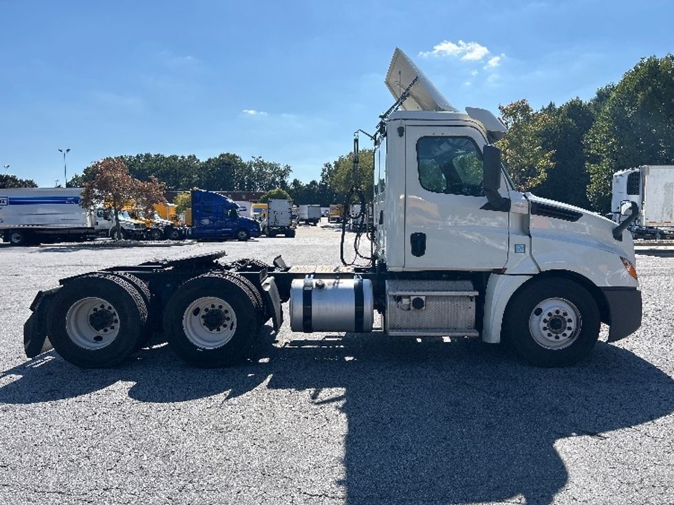 Day Cab Tractor-Heavy Duty Tractors-Freightliner-2018-T12664ST-Duluth-GA-426,499\n\t\tmiles-$ 42,750 - Image 8