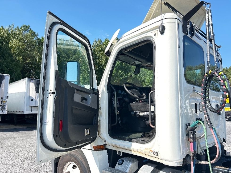 Day Cab Tractor-Heavy Duty Tractors-Freightliner-2018-T12664ST-Duluth-GA-426,499\n\t\tmiles-$ 42,750 - Image 9