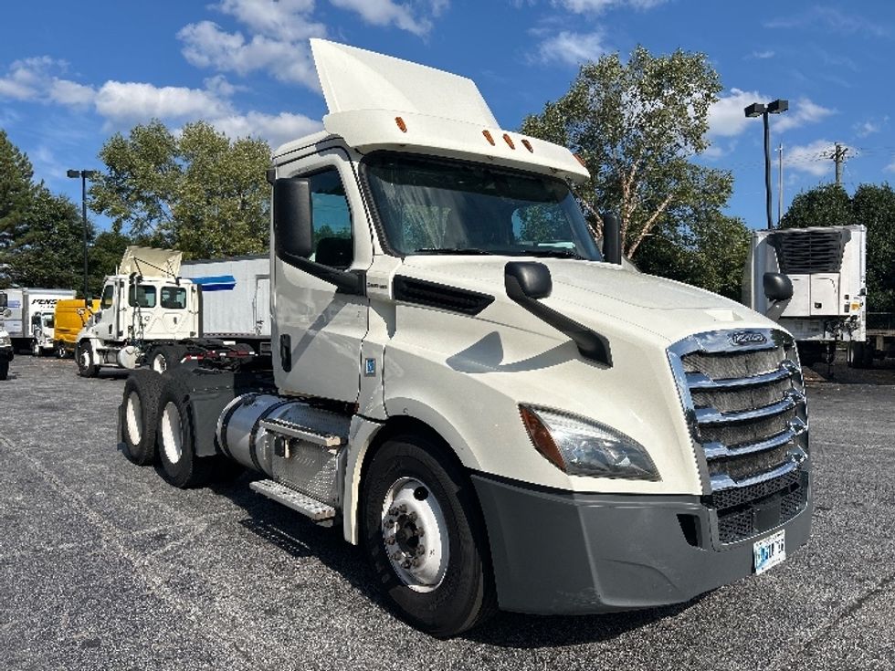 Day Cab Tractor-Heavy Duty Tractors-Freightliner-2018-T12664ST-Duluth-GA-449,501\n\t\tmiles-$ 41,750 - Image 1