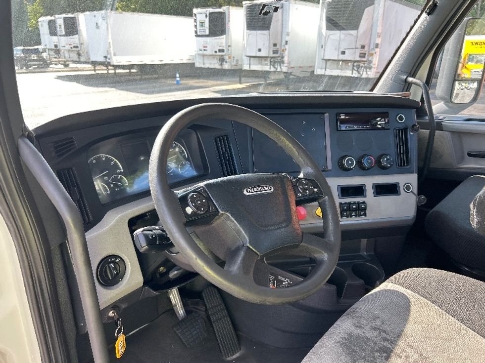 Day Cab Tractor-Heavy Duty Tractors-Freightliner-2018-T12664ST-Duluth-GA-449,501\n\t\tmiles-$ 41,750 - Image 10