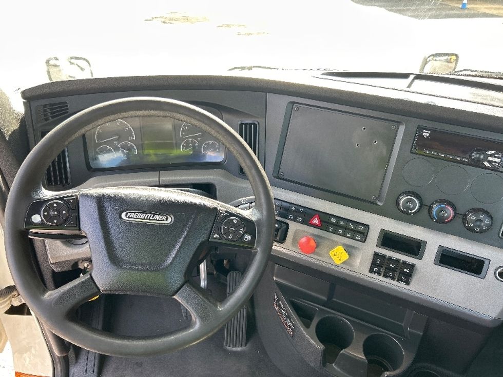 Day Cab Tractor-Heavy Duty Tractors-Freightliner-2018-T12664ST-Duluth-GA-449,501\n\t\tmiles-$ 41,750 - Image 11