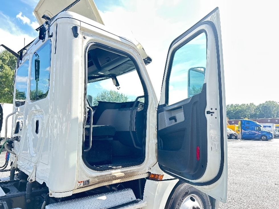 Day Cab Tractor-Heavy Duty Tractors-Freightliner-2018-T12664ST-Duluth-GA-449,501\n\t\tmiles-$ 41,750 - Image 12