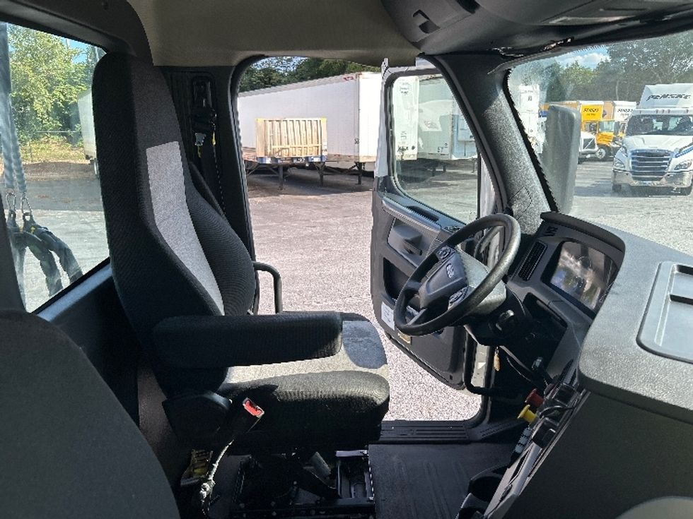 Day Cab Tractor-Heavy Duty Tractors-Freightliner-2018-T12664ST-Duluth-GA-449,501\n\t\tmiles-$ 41,750 - Image 14