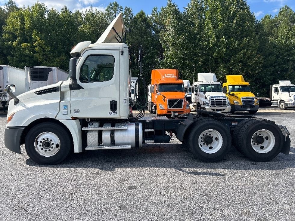Day Cab Tractor-Heavy Duty Tractors-Freightliner-2018-T12664ST-Duluth-GA-449,501\n\t\tmiles-$ 41,750 - Image 4