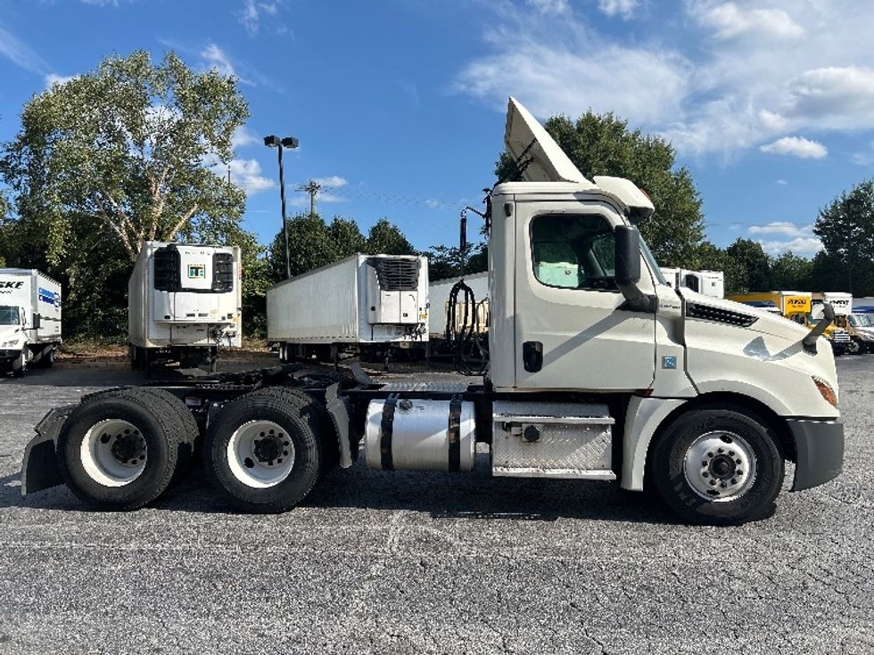 Day Cab Tractor-Heavy Duty Tractors-Freightliner-2018-T12664ST-Duluth-GA-449,501\n\t\tmiles-$ 41,750 - Image 8