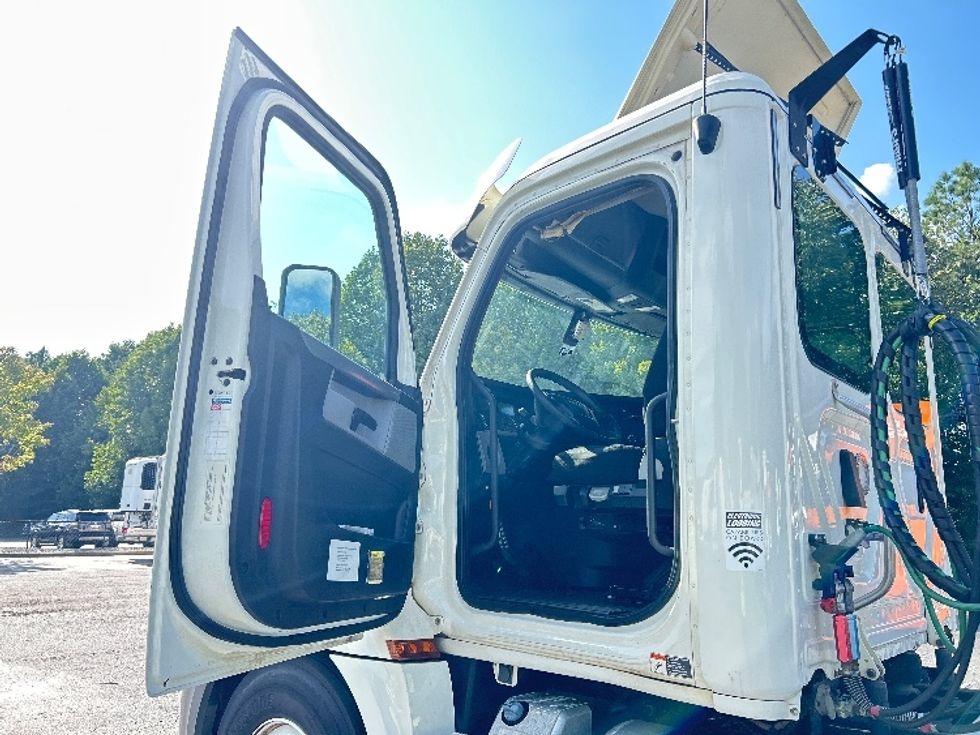 Day Cab Tractor-Heavy Duty Tractors-Freightliner-2018-T12664ST-Duluth-GA-449,501\n\t\tmiles-$ 41,750 - Image 9
