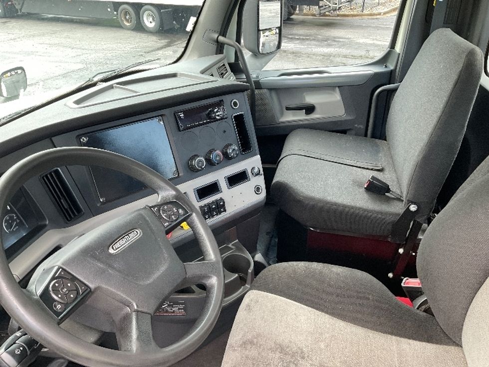 Day Cab Tractor-Heavy Duty Tractors-Freightliner-2018-T12664ST-Duluth-GA-455,437\n\t\tmiles-$ 47,000 - Image 10