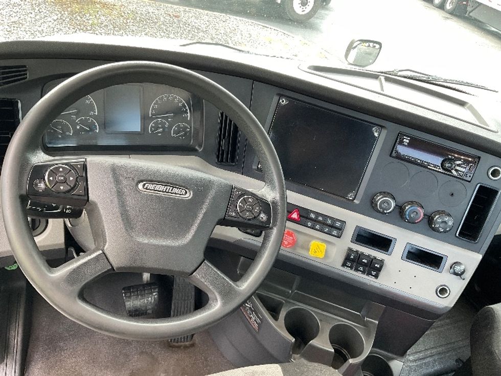 Day Cab Tractor-Heavy Duty Tractors-Freightliner-2018-T12664ST-Duluth-GA-455,437\n\t\tmiles-$ 47,000 - Image 11