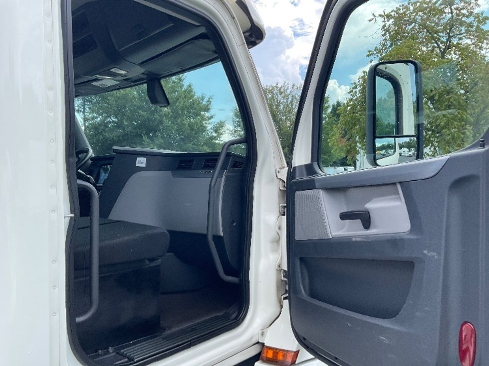 Day Cab Tractor-Heavy Duty Tractors-Freightliner-2018-T12664ST-Duluth-GA-455,437\n\t\tmiles-$ 47,000 - Image 12