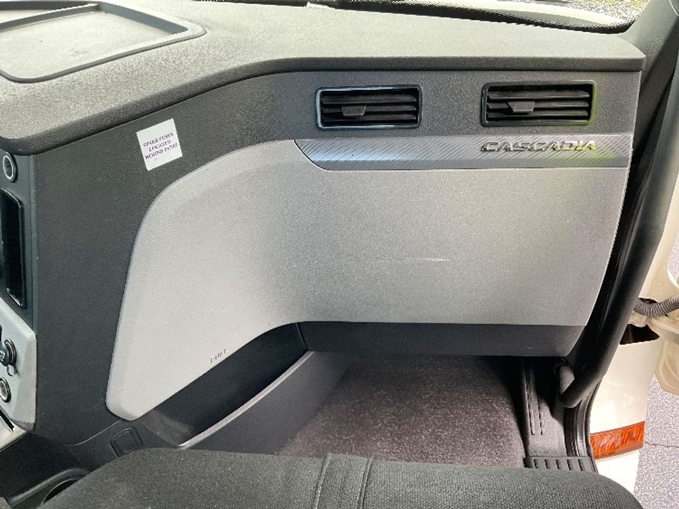 Day Cab Tractor-Heavy Duty Tractors-Freightliner-2018-T12664ST-Duluth-GA-455,437\n\t\tmiles-$ 47,000 - Image 13