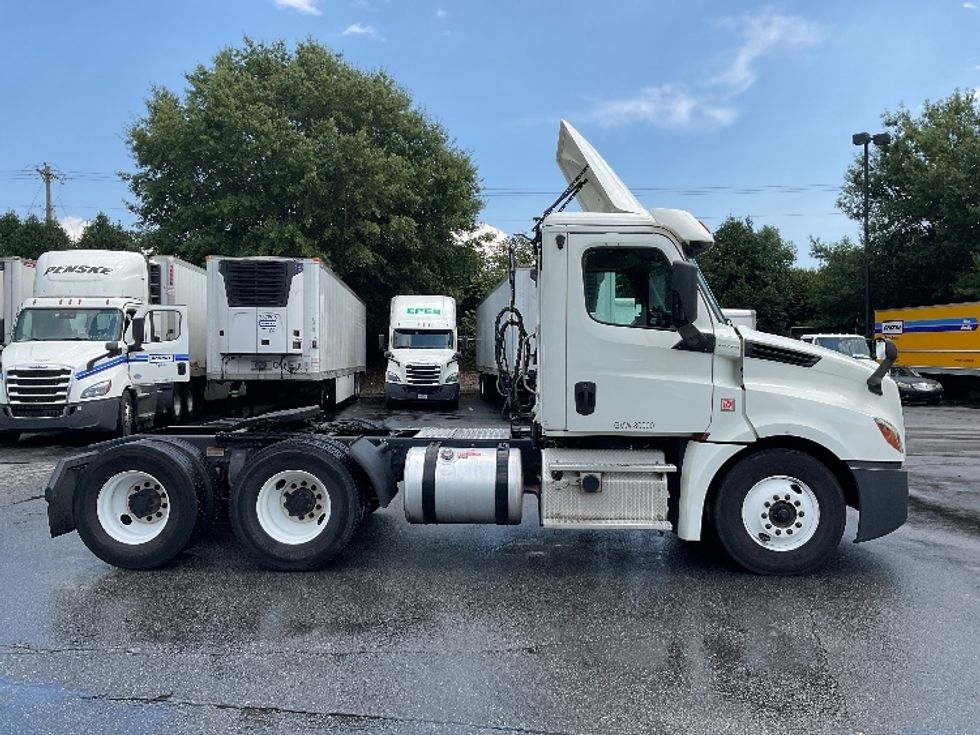 Day Cab Tractor-Heavy Duty Tractors-Freightliner-2018-T12664ST-Duluth-GA-455,437\n\t\tmiles-$ 47,000 - Image 8