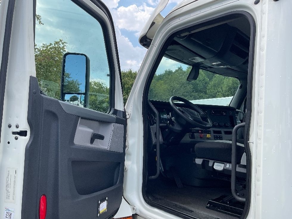 Day Cab Tractor-Heavy Duty Tractors-Freightliner-2018-T12664ST-Duluth-GA-455,437\n\t\tmiles-$ 47,000 - Image 9