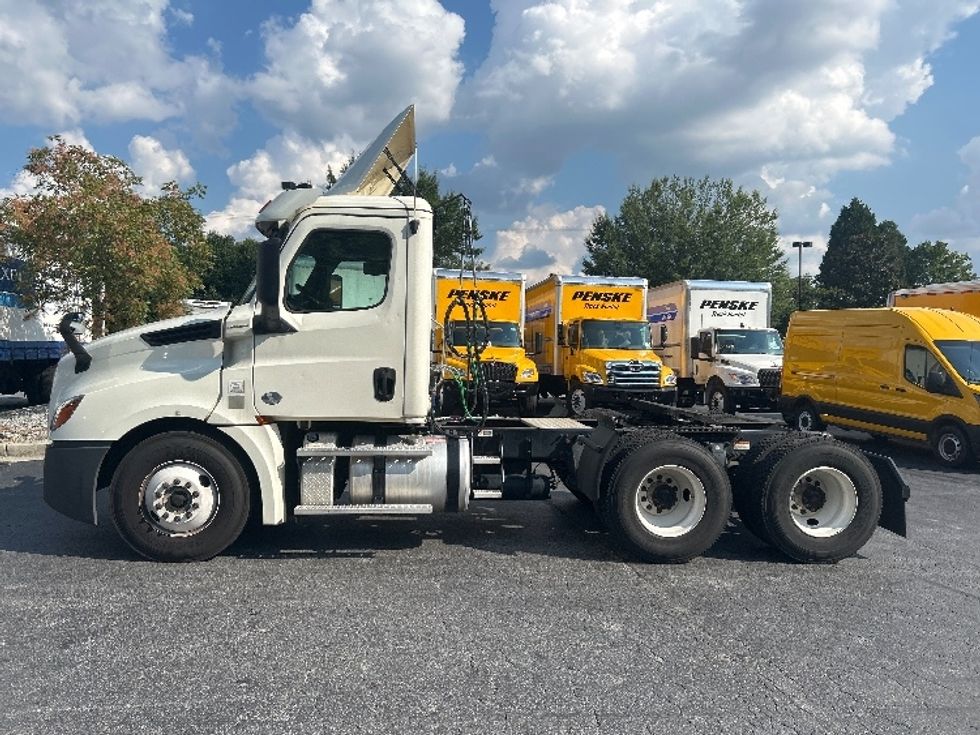 Day Cab Tractor-Heavy Duty Tractors-Freightliner-2018-T12664ST-Duluth-GA-457,119\n\t\tmiles-$ 41,250 - Image 4