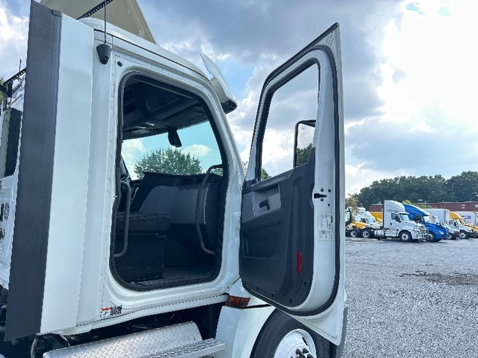 Day Cab Tractor-Heavy Duty Tractors-Freightliner-2018-T12664ST-Duluth-GA-458,611\n\t\tmiles-$ 41,250 - Image 12