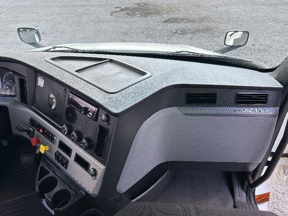 Day Cab Tractor-Heavy Duty Tractors-Freightliner-2018-T12664ST-Duluth-GA-458,611\n\t\tmiles-$ 41,250 - Image 13