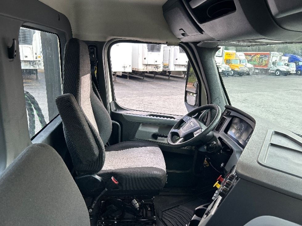 Day Cab Tractor-Heavy Duty Tractors-Freightliner-2018-T12664ST-Duluth-GA-458,611\n\t\tmiles-$ 41,250 - Image 14