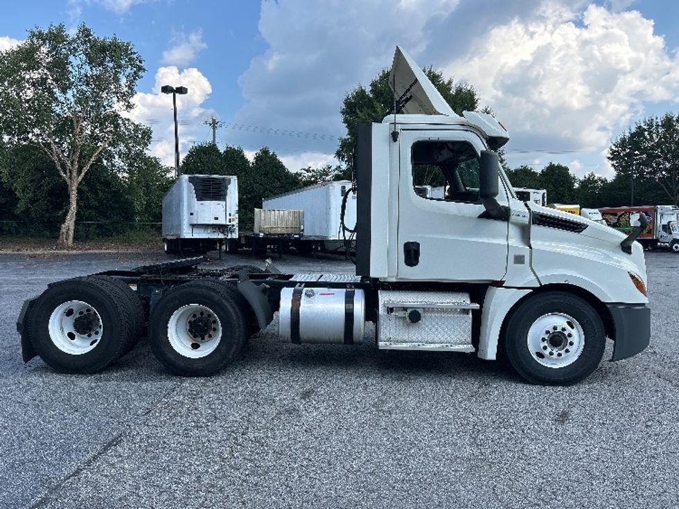 Day Cab Tractor-Heavy Duty Tractors-Freightliner-2018-T12664ST-Duluth-GA-458,611\n\t\tmiles-$ 41,250 - Image 8