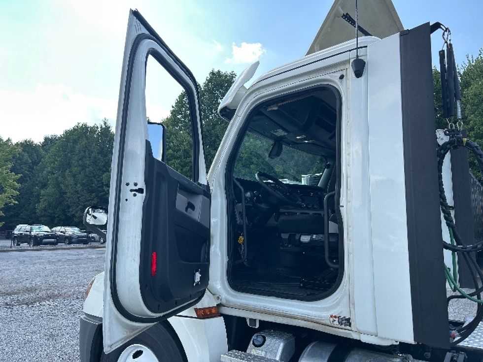 Day Cab Tractor-Heavy Duty Tractors-Freightliner-2018-T12664ST-Duluth-GA-458,611\n\t\tmiles-$ 41,250 - Image 9