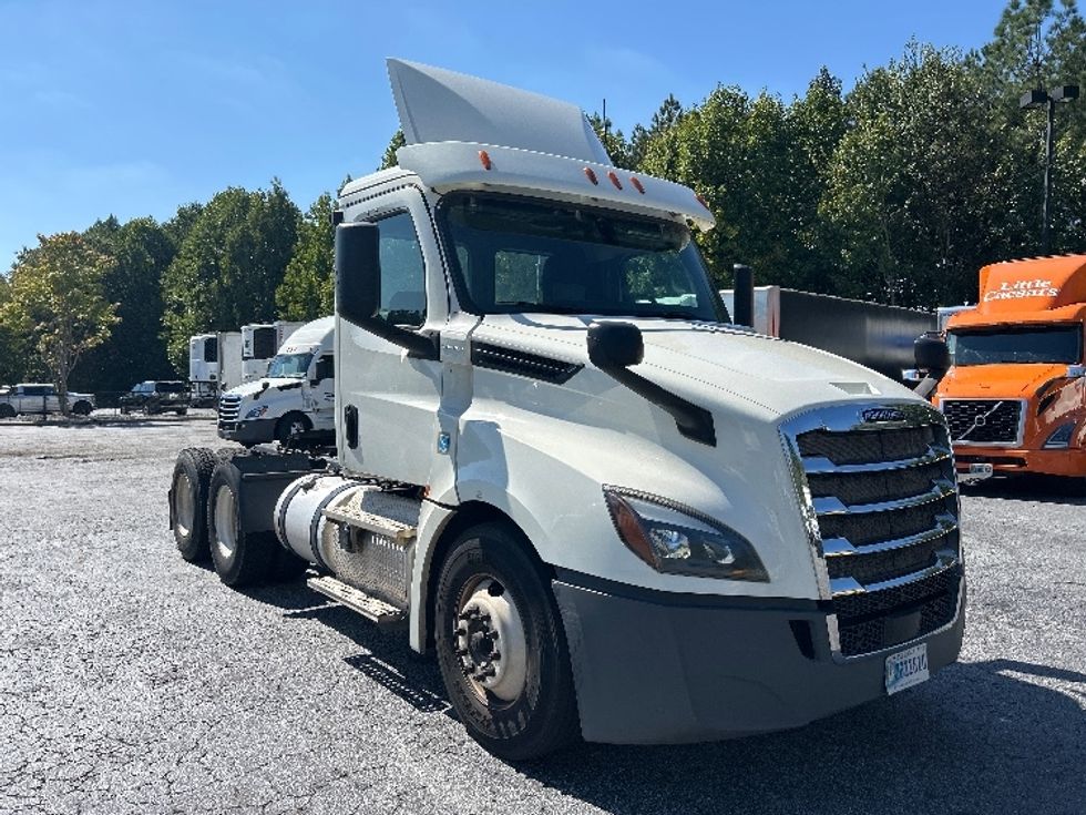 Day Cab Tractor-Heavy Duty Tractors-Freightliner-2018-T12664ST-Duluth-GA-498,764\n\t\tmiles-$ 39,250 - Image 1