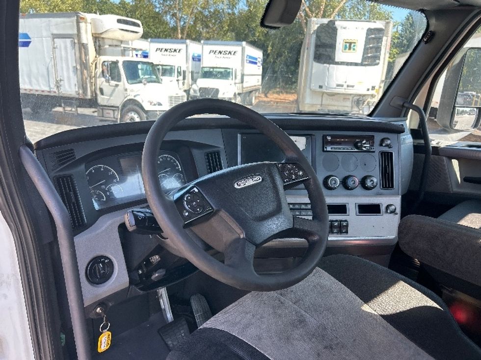 Day Cab Tractor-Heavy Duty Tractors-Freightliner-2018-T12664ST-Duluth-GA-498,764\n\t\tmiles-$ 39,250 - Image 10