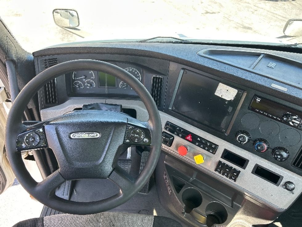Day Cab Tractor-Heavy Duty Tractors-Freightliner-2018-T12664ST-Duluth-GA-498,764\n\t\tmiles-$ 39,250 - Image 11