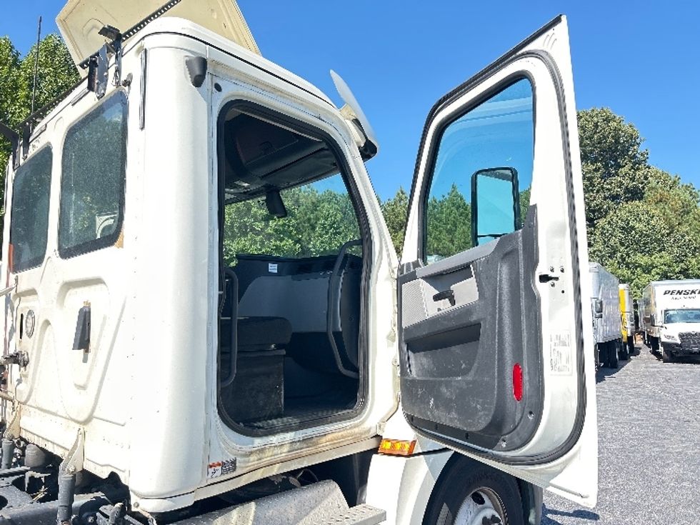 Day Cab Tractor-Heavy Duty Tractors-Freightliner-2018-T12664ST-Duluth-GA-498,764\n\t\tmiles-$ 39,250 - Image 12