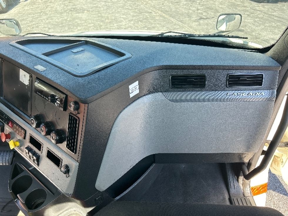 Day Cab Tractor-Heavy Duty Tractors-Freightliner-2018-T12664ST-Duluth-GA-498,764\n\t\tmiles-$ 39,250 - Image 13
