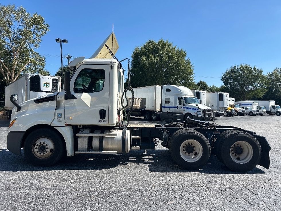 Day Cab Tractor-Heavy Duty Tractors-Freightliner-2018-T12664ST-Duluth-GA-498,764\n\t\tmiles-$ 39,250 - Image 4