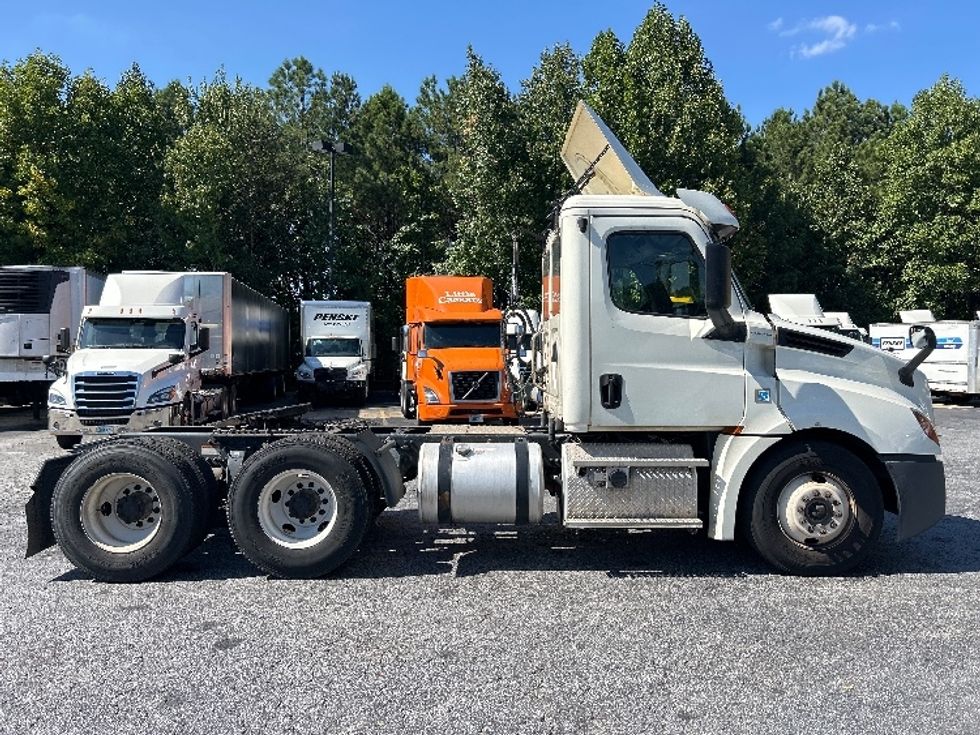 Day Cab Tractor-Heavy Duty Tractors-Freightliner-2018-T12664ST-Duluth-GA-498,764\n\t\tmiles-$ 39,250 - Image 8
