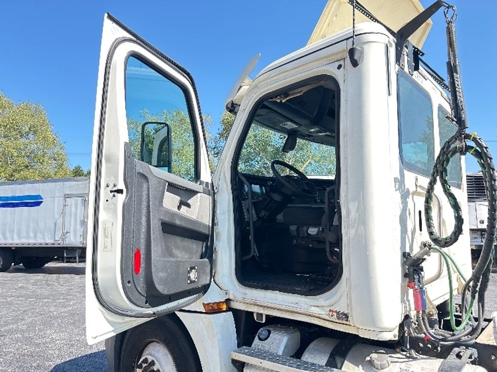 Day Cab Tractor-Heavy Duty Tractors-Freightliner-2018-T12664ST-Duluth-GA-498,764\n\t\tmiles-$ 39,250 - Image 9