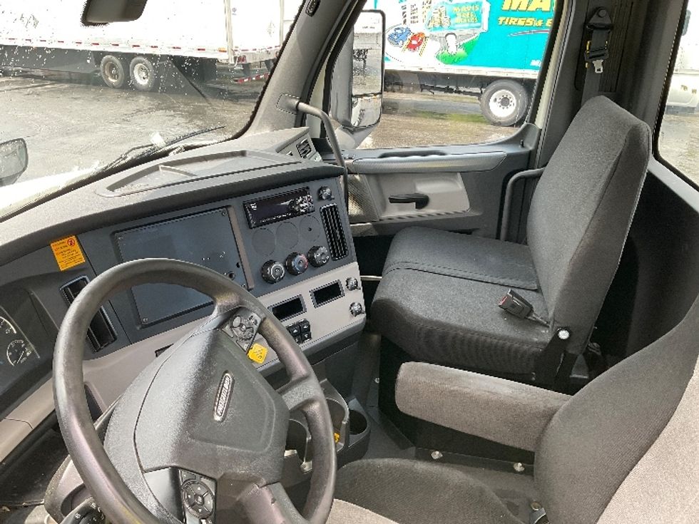 Day Cab Tractor-Heavy Duty Tractors-Freightliner-2018-T12664ST-Duluth-GA-522,973\n\t\tmiles-$ 42,500 - Image 10