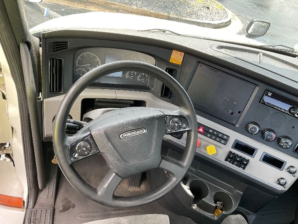 Day Cab Tractor-Heavy Duty Tractors-Freightliner-2018-T12664ST-Duluth-GA-522,973\n\t\tmiles-$ 42,500 - Image 11