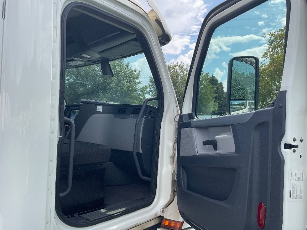 Day Cab Tractor-Heavy Duty Tractors-Freightliner-2018-T12664ST-Duluth-GA-522,973\n\t\tmiles-$ 42,500 - Image 12