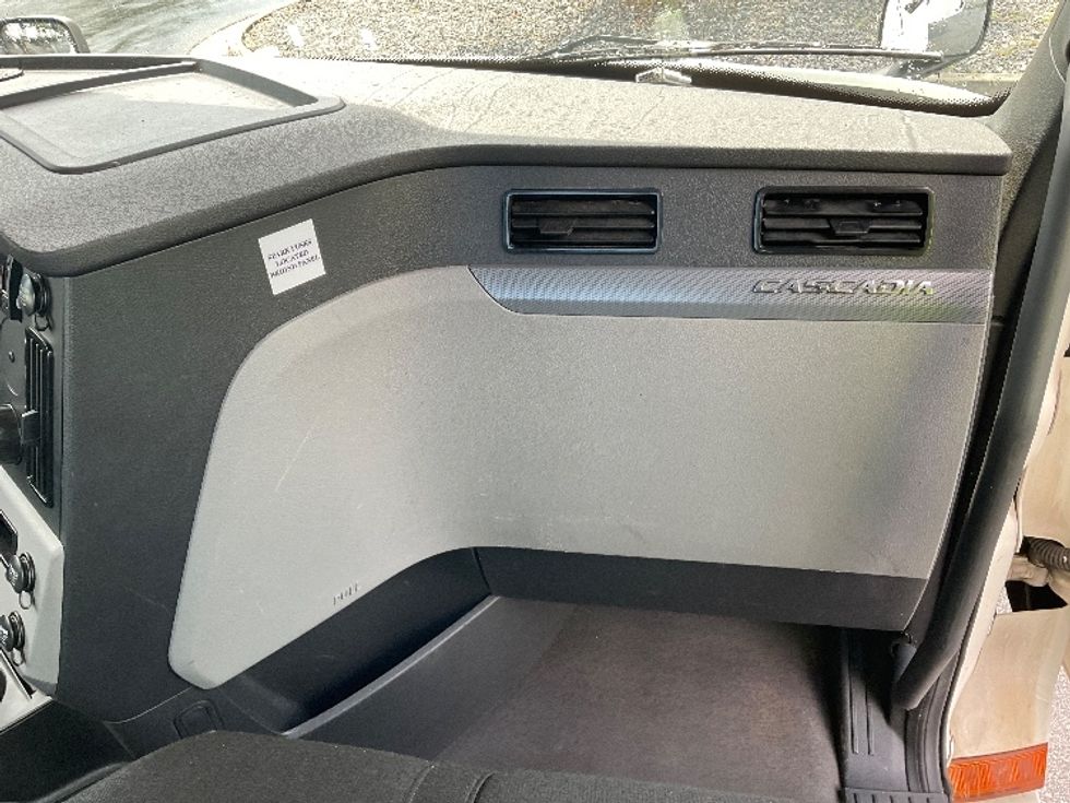 Day Cab Tractor-Heavy Duty Tractors-Freightliner-2018-T12664ST-Duluth-GA-522,973\n\t\tmiles-$ 42,500 - Image 13