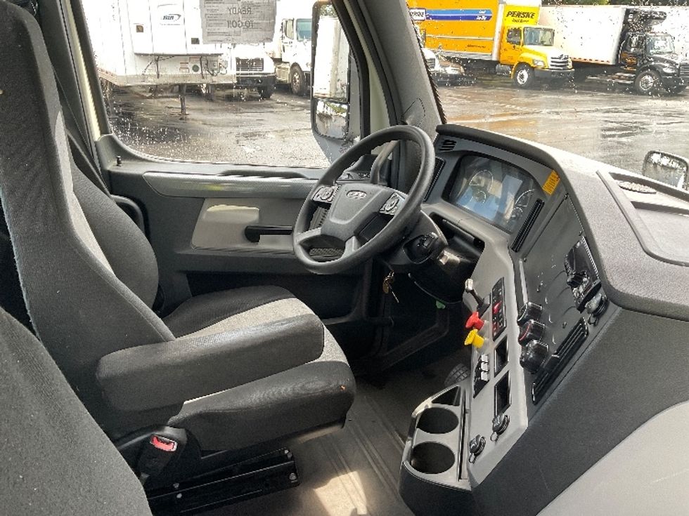 Day Cab Tractor-Heavy Duty Tractors-Freightliner-2018-T12664ST-Duluth-GA-522,973\n\t\tmiles-$ 42,500 - Image 14