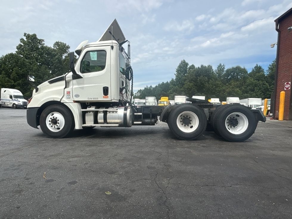 Day Cab Tractor-Heavy Duty Tractors-Freightliner-2018-T12664ST-Duluth-GA-522,973\n\t\tmiles-$ 42,500 - Image 4