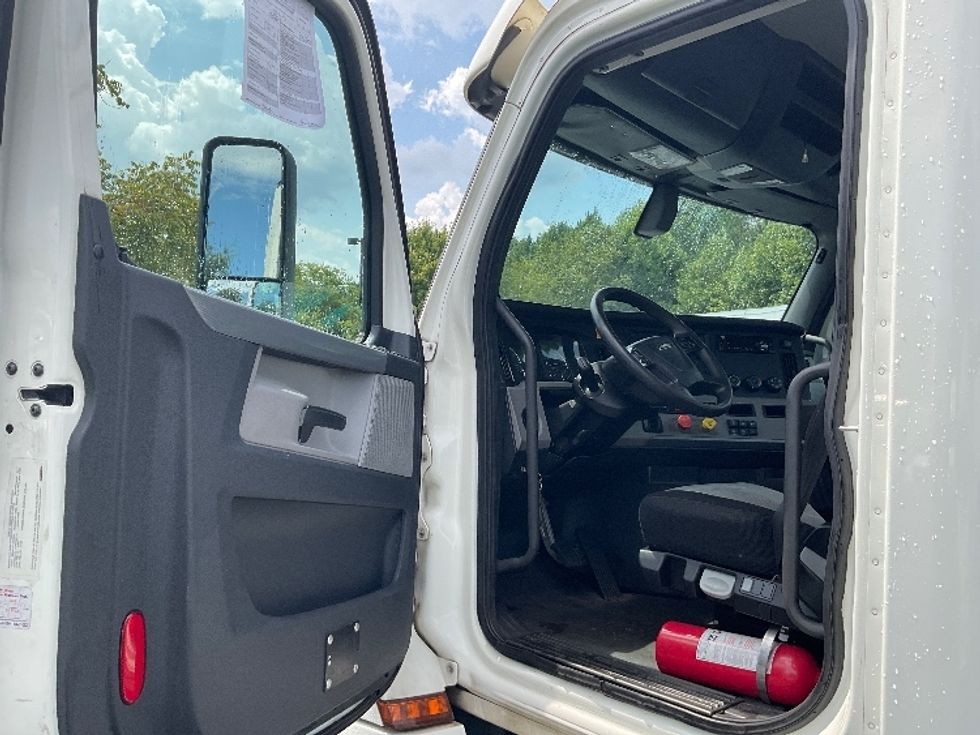 Day Cab Tractor-Heavy Duty Tractors-Freightliner-2018-T12664ST-Duluth-GA-522,973\n\t\tmiles-$ 42,500 - Image 9