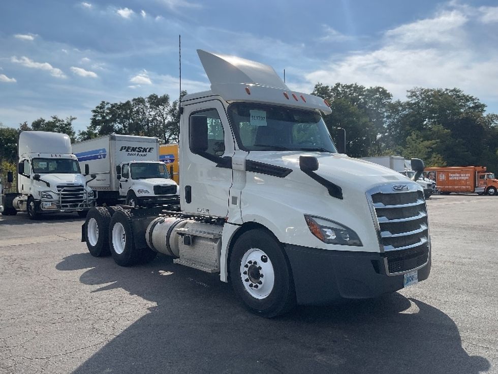 Day Cab Tractor-Heavy Duty Tractors-Freightliner-2018-T12664ST-East Chicago-IN-368,741\n\t\tmiles-$ 41,750 - Image 1