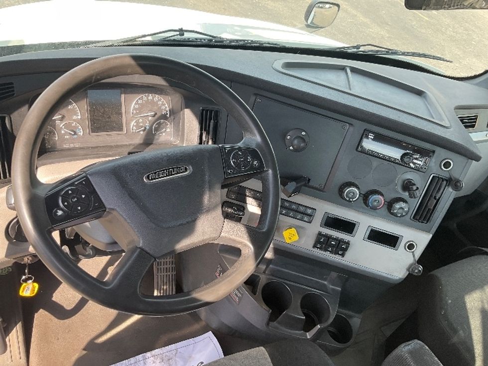 Day Cab Tractor-Heavy Duty Tractors-Freightliner-2018-T12664ST-East Chicago-IN-368,741\n\t\tmiles-$ 41,750 - Image 11