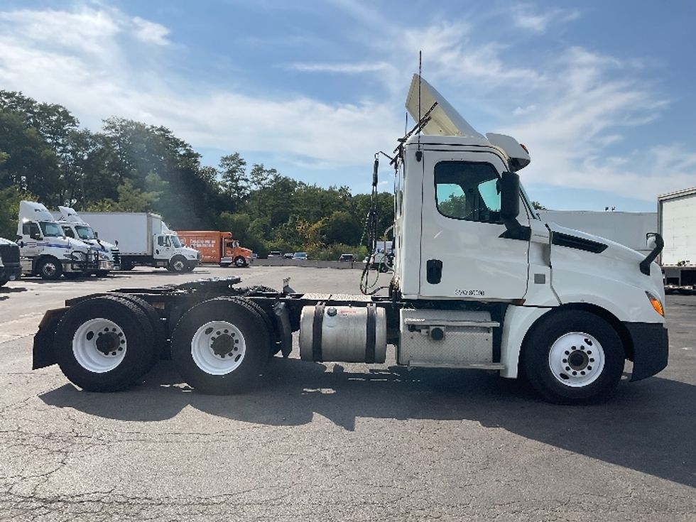Day Cab Tractor-Heavy Duty Tractors-Freightliner-2018-T12664ST-East Chicago-IN-368,741\n\t\tmiles-$ 41,750 - Image 8