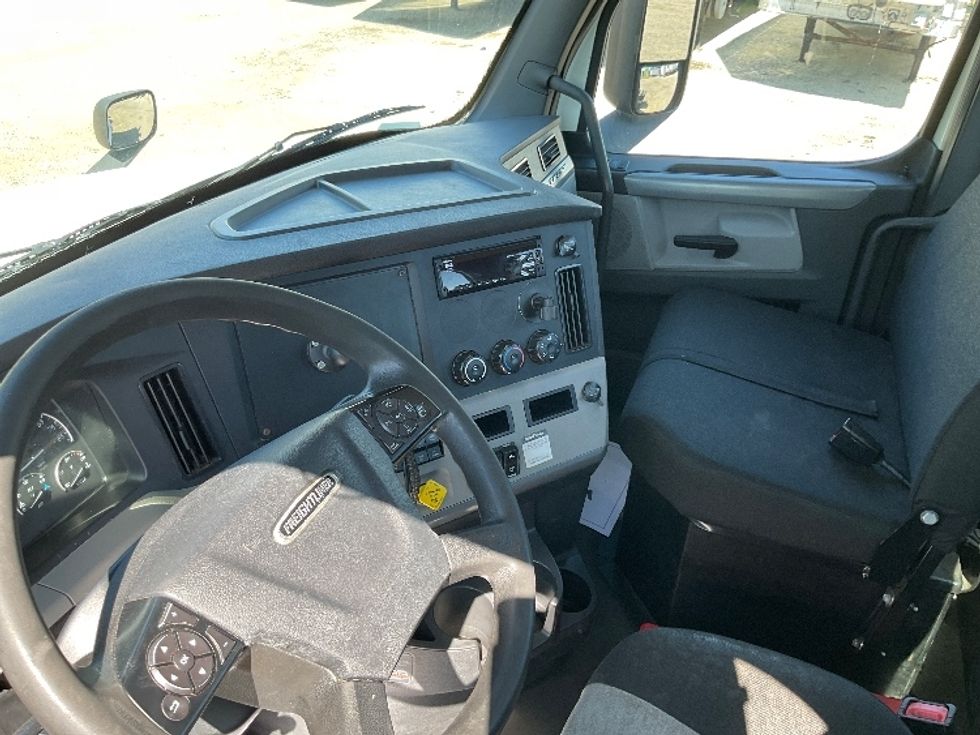 Day Cab Tractor-Heavy Duty Tractors-Freightliner-2018-T12664ST-East Chicago-IN-378,650\n\t\tmiles-$ 41,250 - Image 10