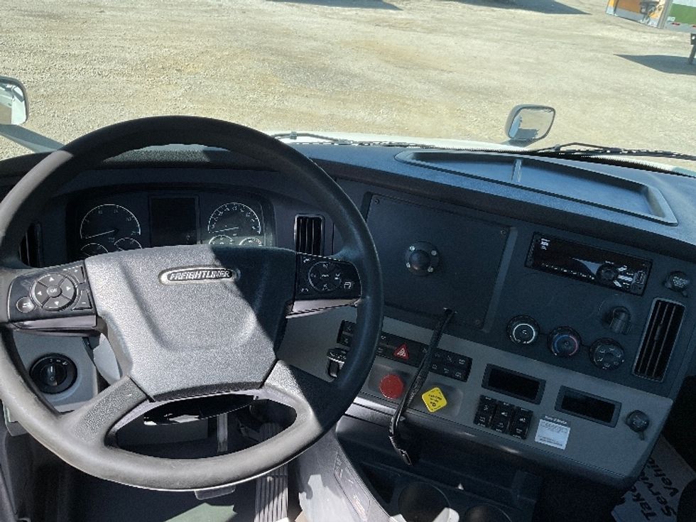 Day Cab Tractor-Heavy Duty Tractors-Freightliner-2018-T12664ST-East Chicago-IN-378,650\n\t\tmiles-$ 41,250 - Image 11