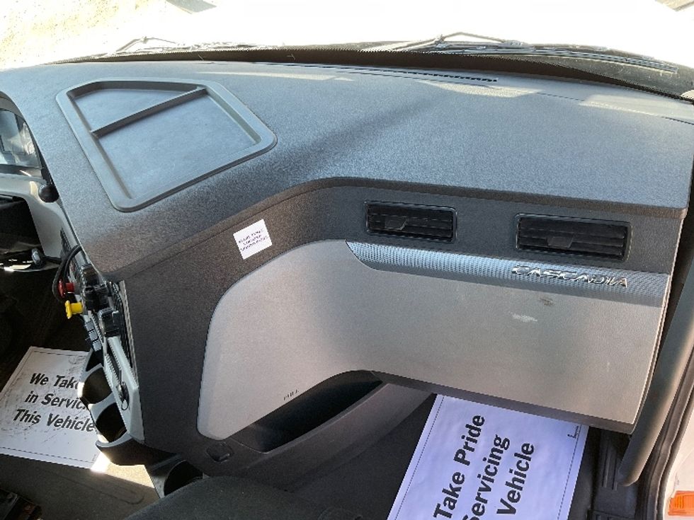 Day Cab Tractor-Heavy Duty Tractors-Freightliner-2018-T12664ST-East Chicago-IN-378,650\n\t\tmiles-$ 41,250 - Image 13