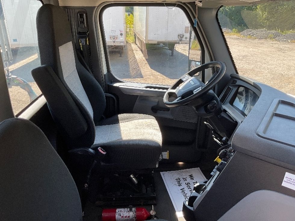 Day Cab Tractor-Heavy Duty Tractors-Freightliner-2018-T12664ST-East Chicago-IN-378,650\n\t\tmiles-$ 41,250 - Image 14